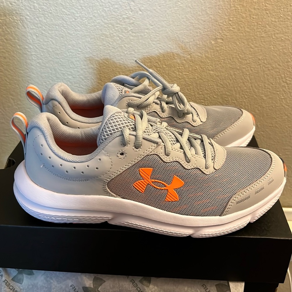 Back to School NEW (7) Under Armour Sneakers Grey Orange UA BGS Assert 10